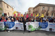 Manifestantes protestan contra la mafia en Locri (Italia), el 21 de marzo.-EFE / MARCO COSTANTINO