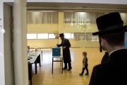 Un joven ultraortodoxo vota hoy en un colegio electoral de Bnei Brak.-AP / ODED BALITY