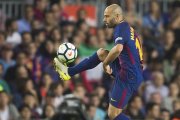 Mascherano controla el balón en el partido contra el Málaga en el Camp Nou.-JORDI COTRINA