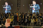 Jordi Sànchez, proyectado en las pantallas del mitin de este viernes en Barcelona, en el que se pasó el audio que grabó desde Soto del Real.-/ PERIODICO (EFE / TONI ALBIR)