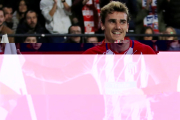 Griezmann celebra el segundo gol de los tres que marcó al Sevilla este domingo con el Atlético.-JON NAZCA