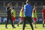 Patxi Salinas dialoga con sus jugadores durante un entrenamiento en El Plantío-Raúl G. Ochoa