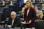 Mogherini (derecha) y el vicepresidente primero de la Comisión Europea, Frans Timmermans, en el Parlamento Europeo, en Estrasburgo, este martes.-EFE / MATHIEU CUGNOT