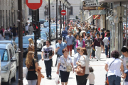 La calle Santander, en la capital burgalesa, congrega varios establecimientos comerciales.-ISRAEL L. MURILLO