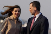 Felipe VI y la reina Letizia, a su llegada al aeropuerto de Haneda, en Tokio.-EFE