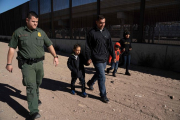 Una familia de inmigrantes detenida por la Patrulla Froteriza de los EEUU.-AFP