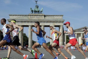 Javi Guerra, en el grupo delantero, cruza ante la Puerta de Brandenburgo.-AP / MICHAEL SOHN