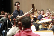 Fernando Velázquez, ayer durante el ensayo matutino con la OSBu en el Fórum.-Raúl Ochoa