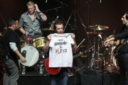 El cantante de Eagles of Death Metal, Jesse Hugues, enseña una camiseta que recuerda el atentado de la sala Bataclan de París, durante la actuación del grupo en el Olympia, el pasado mes de febrero.-JOEL SAGET
