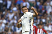 El defensa portugués del Real Madrid Pepe celebra su gol marcado ante el Atlético de Madrid durante el partido correspondiente a la trigésimo primera jornada de LaLiga Santander disputado en el estadio Santiago Bernabéu.-Ballesteros