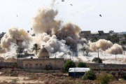 Una columna de humo se eleva de una casa destruida por el Ejército egipcio en el Sinaí.-Foto: AFP / SAID KHATIB