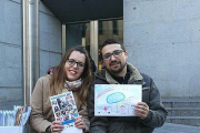Jesús y Emma posan con el dibujo y el calendario enviado a diputados y senadores.-ECB
