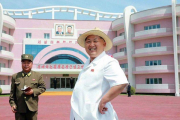 El líder norcoreano Kim Jong-Un en una visita al orfanato Wonsan en Corea del Norte.-Foto: AFP / KNS