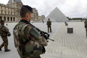 Soldados patrullan junto al Louvre, en una imagen de archivo.-REUTERS / PHILIPPE WOJAZER
