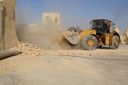 Una excavadora destruye el monasterio de Mar Elian, en Siria.-AP