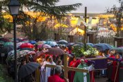 Los fieles no temieron a la lluvia y desarrollaron el Via Crucis por las laderas del Castillo.-ISRAEL L. MURILLO