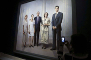 El cuadro 'La Familia de Juan Carlos I', de Antonio López, que Patrimonio Nacional ha presentado hoy.-Foto: FERNANDO ALVARADO / EFE