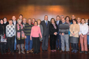 Foto de familia de los integrantes de las 28 asociaciones con los responsables de ‘la Caixa’ y Fundación Caja de Burgos.-ISRAEL L. MURILLO