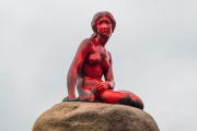 La sirenita, pintada de rojo.-REUTERS