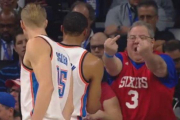 El hincha de los Sixers se despachó a gusto con Rusell.-