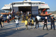 En este momento hay más de 35.000 migrantes y refugiados viviendo en las islas del Egeo.-EFE