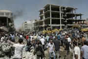 Sirios observan la destrucción tras el doble ataque en Qameshli, el 27 de julio.-AFP / DELIL SOULEIMAN