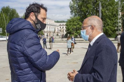 Luis Mata interpela a Igea en la visita que el vicepresidente realizó a Burgos el martes. SANTI OTERO.