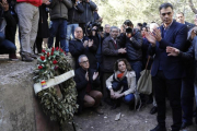 Pedro Sánchez, durante su visita a las fosas comunas del cementerio de Paterna, este lunes.-MIGUEL LORENZO