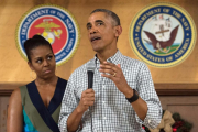 Obama, junto a su mujer, Michelle, se dirige a las tropas en la base de los Marines en Hawái, el día de Navidad.-AFP / NICHOLAS KAMM