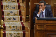 Pedro Sánchez, en su escaño en el Congreso.-JOSÉ LUIS ROCA