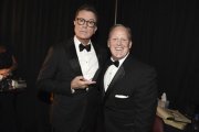 Stephen Colbert (izquierda), presentador de la gala de los Emmy, bromea junto a Sean Spicer.-REUTERS