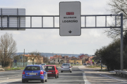 Vehículos y camiones circulan por la N-120 en dirección a Logroño a su paso por las cercanías de la capital burgalesa. ISRAEL L. MURILLO