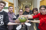 Parte del grupo de alumnos que han desarrollado la acción y la responsable del área de Orientación, Azucena Ubierna, posan junto al melón que usan como símbolo de la iniciativa.-ISRAEL L. MURILLO
