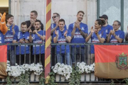 Plantilla y cuerpo técnico del CB Miraflores celebran su ascenso con la afición, ayer, en el balcón del Ayuntamiento.-SANTI OTERO