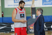 Marc Gasol conversa con Miguel Cardenal el pasado día 11 en la concentración de la selección-CHEMA MOYA / EFE
