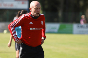 Calero, en la banda durante un partido de pretemporada. BURGOS CF / ALBA DELGADO