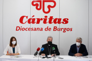 María Gutiérrez, Mario Iceta y Jorge Simón, durante la presentación de la memoria de Cáritas . SANTI OTERO