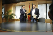 Hernando y Girauta, tras la firma del pacto anticorrupción, el pasado agosto.-JOSÉ LUIS ROCA