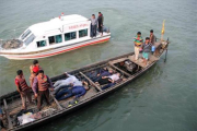 Los equipos de emergencia, rescatan a pasajeros del ferri, tras la colisión, este domingo, en el río Padma, en Bangladesh.-Foto: AFP