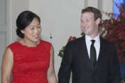 Zuckerberg junto con su pareja llegan a una cena presidencial con el presidente chino, Xi Jinping.-EFE / CHRIS KLEPONIS/POOL
