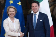 El primer ministro de Italia, Giuseppe Conte, recibe a la presidenta electa de la Comisión Europea, Ursula von Leyden.-MAURIZIO BRAMBATTI (EFE)