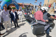Javier Guillén y César Rico conocieron ayer de primera mano las bondades del nuevo sistema de camara fija que se está probando en Burgos-Santi Otero