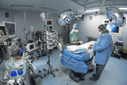 Médicos en el quirófano de un hospital.-JOAN CORTADELLAS