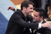 Casillas y Xavi se abrazan tras recoger el Premio Príncipe de Asturias de los Deportes del 2012.-EFE / J.L. CEREIJIDO