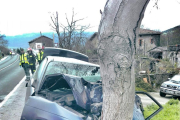 El vehículo acabó estrellado contra un árbol del lateral de la calzada.-ECB