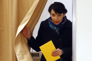 Birgitta Jonsdottir, una de las fundadoras del Partido Pirata, tras votar en Reykjavik.-AP / FRANK AUGSTEIN