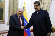 Nicolás Maduro con Enrique Iglesias, el asesor de la Unión Europea.-