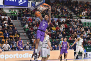 Lima machaca el aro rival. FIBA
