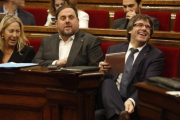El 'president' Carles Puigdemont, el vicepresidente Oriol Junqueras y la 'consellera' Neus Munté, en una sesión de control en el Parlament.-JULIO CARBO