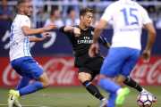 Mikel Villanueva (izquierda), junto a Cristiano Ronaldo, en el partido de La Rosaleda.-AP / DANIEL TEJEDOR